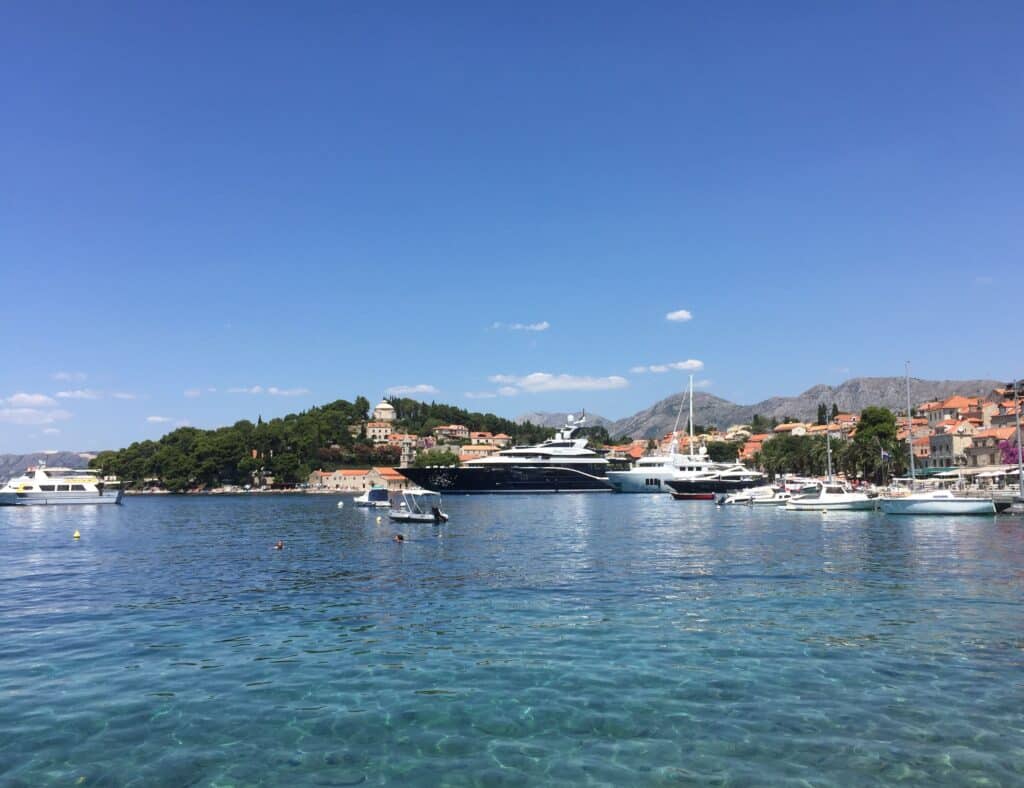 Havnen i Cavtat samt promenaden med restauranter