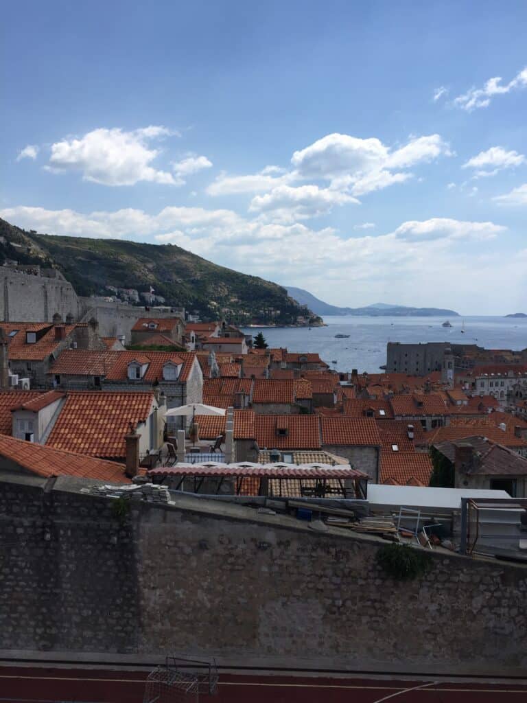 De røde tage i den gamle bydel i Dubrovnik